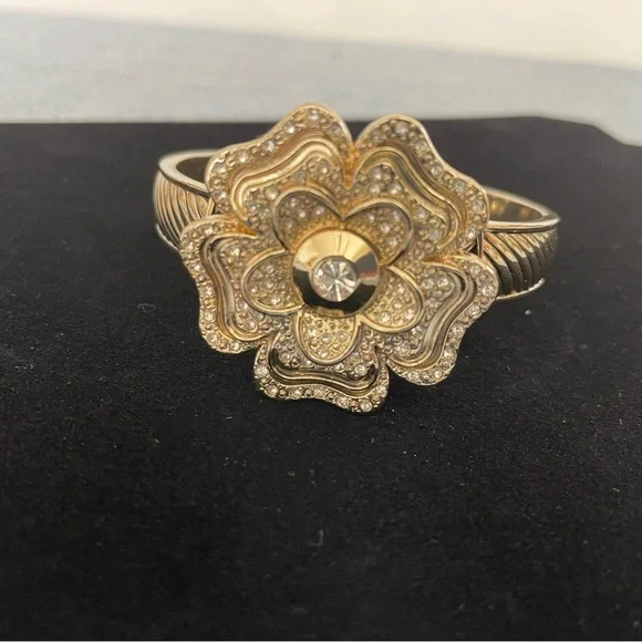 Gold tone Flower Bracelet - Picture 1 of 3